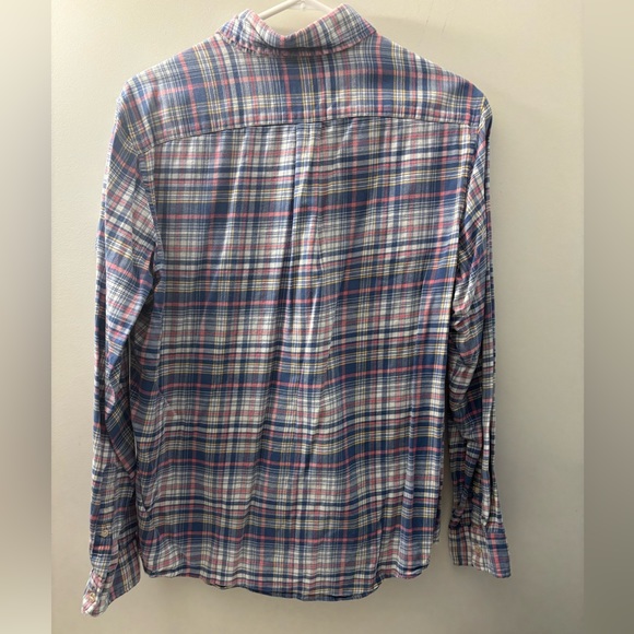 Comfortable, Thick Vineyard Vines summer button down that is ready to wear - Picture 2 of 3